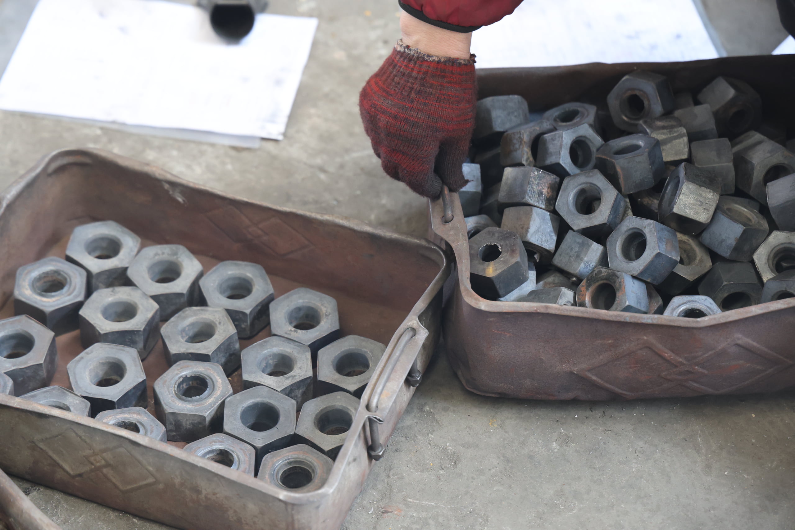 Fasteners arranged in trays